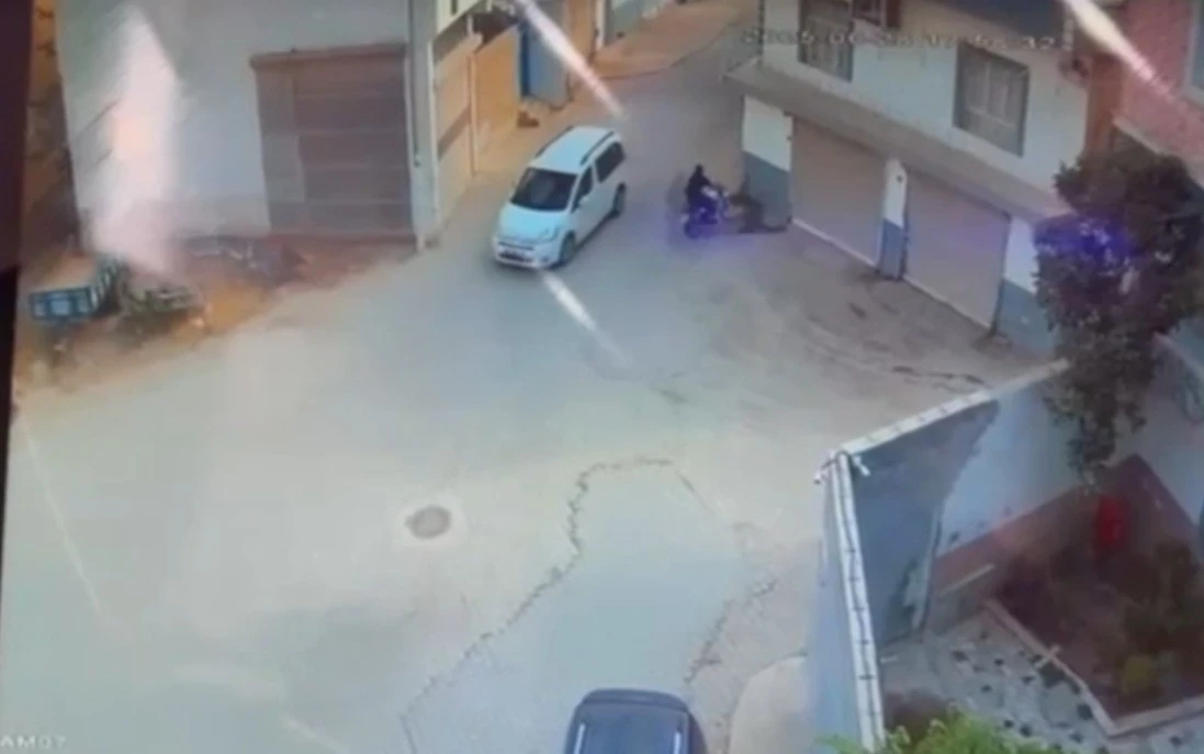Şanlıurfa’da motosikletli kadın sürücünün duvara çarptığı kaza kamerada