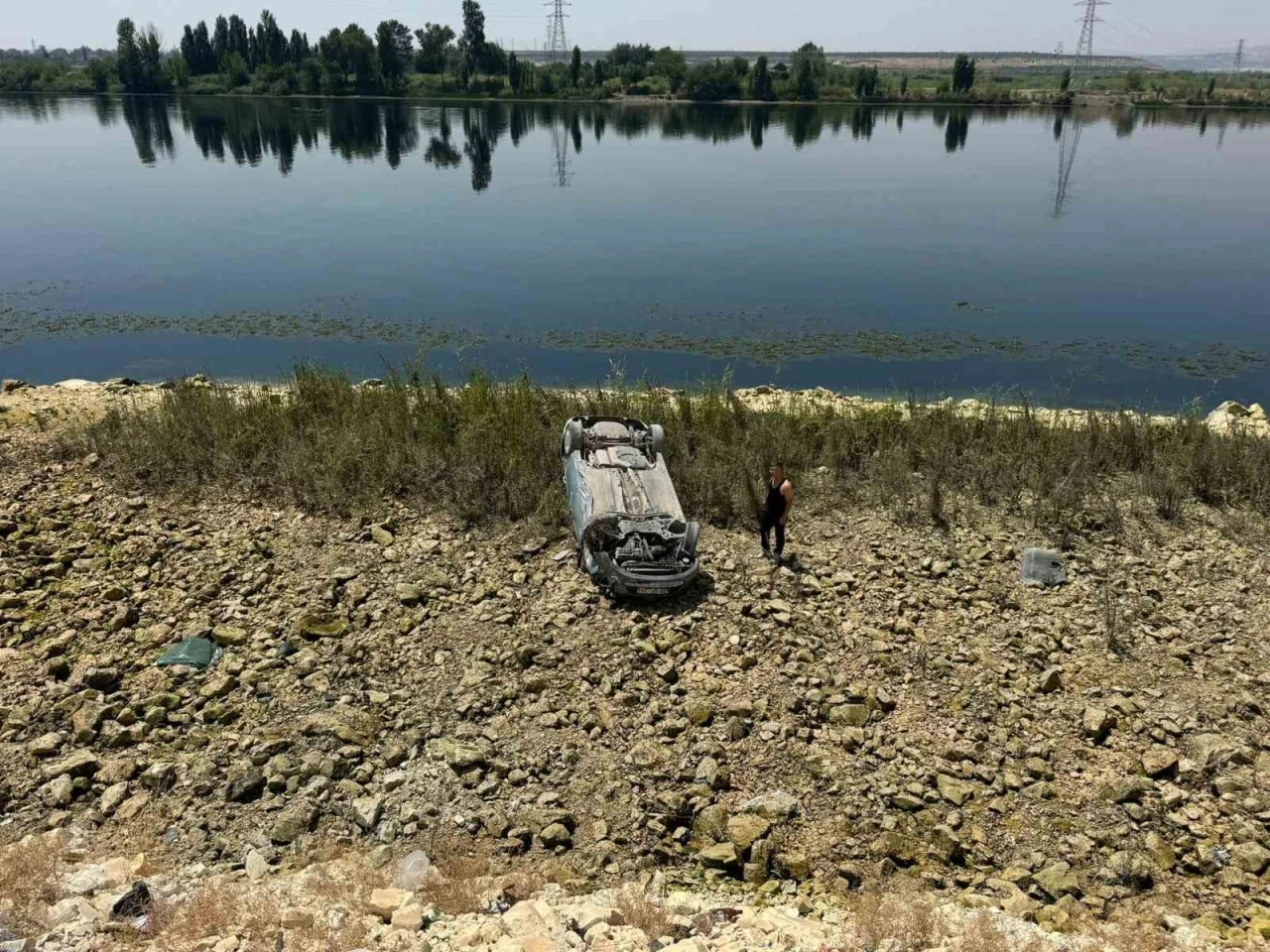 Şanlıurfa’da otomobil 5 metrelik şarampole devrildi, sürücü yara almadan kurtuldu
