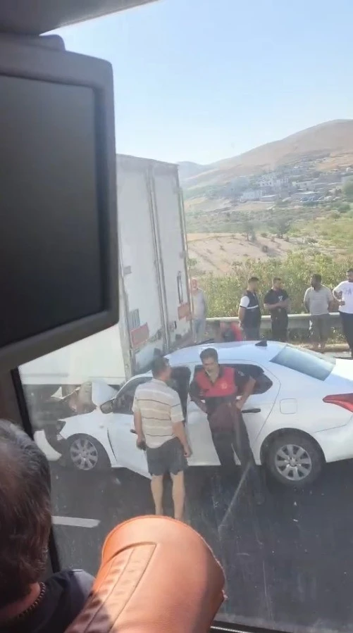 Şanlıurfa’da otomobil tıra arkadan çarptı: 1 ölü, 1 yaralı
