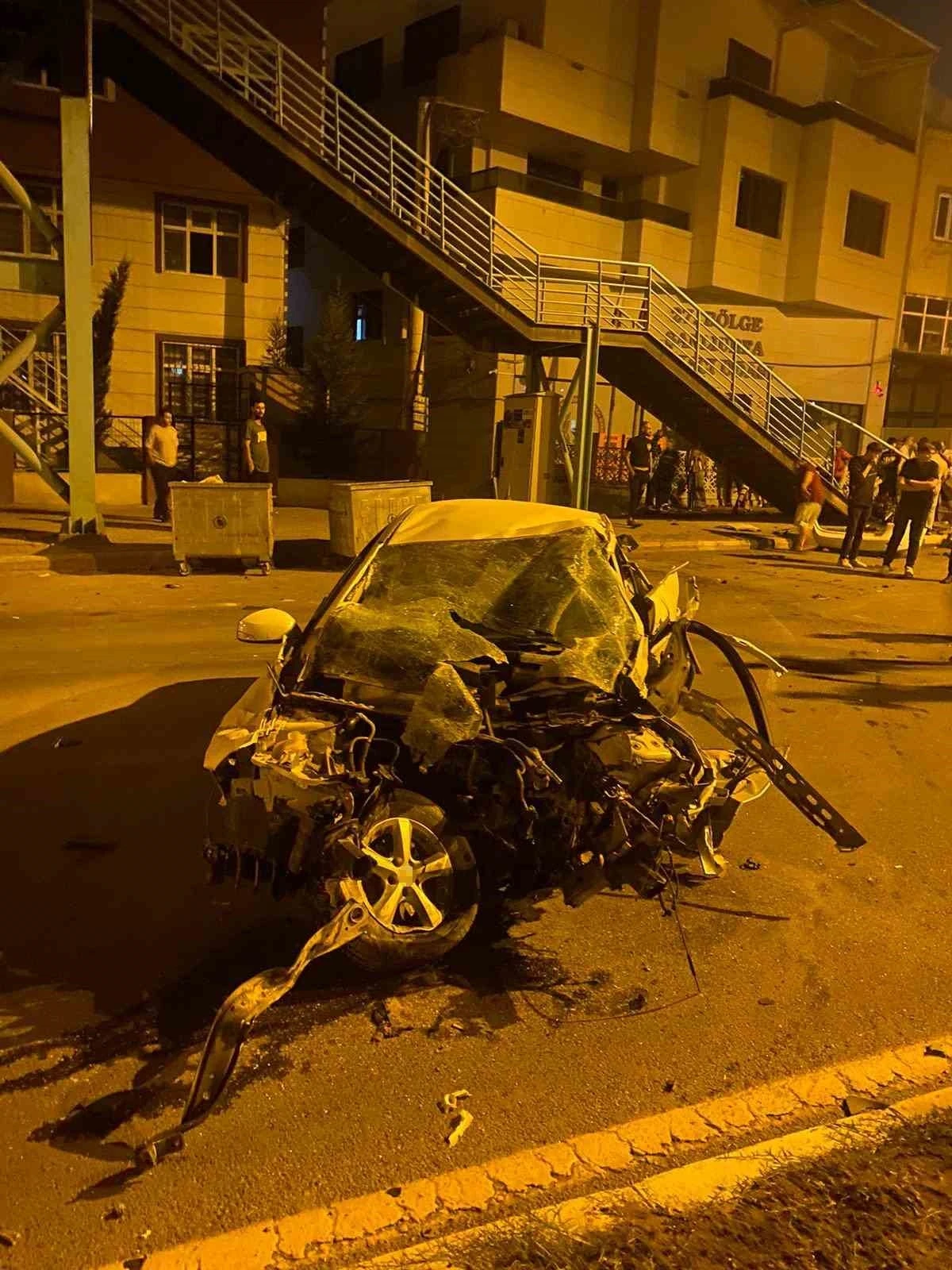 Şanlıurfa’da otomobil üst geçide çarptı: 1 ölü
