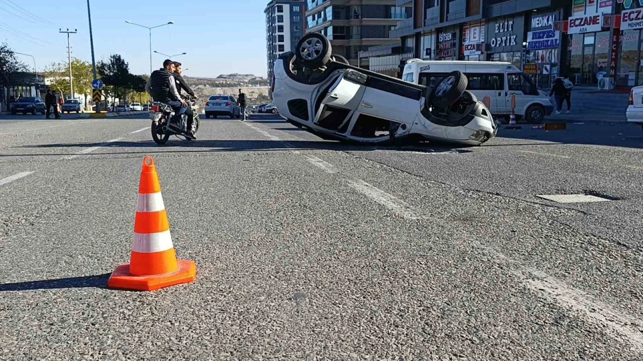 Şanlıurfa&rsquo;da otomobiller &ccedil;arpıştı: 4 yaralı
