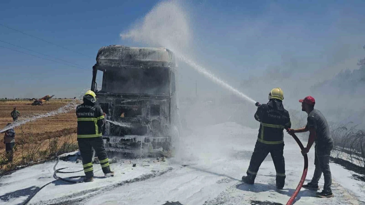 Şanlıurfa&rsquo;da saman y&uuml;kl&uuml; tırda &ccedil;ıkan yangın s&ouml;nd&uuml;r&uuml;ld&uuml;
