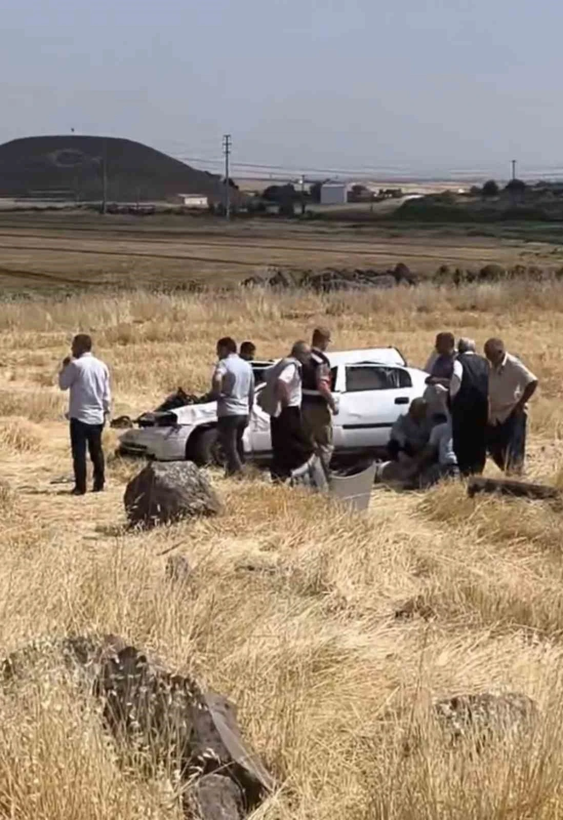 Şanlıurfa&rsquo;da şarampole devrilen otomobil takla attı: 2 yaralı
