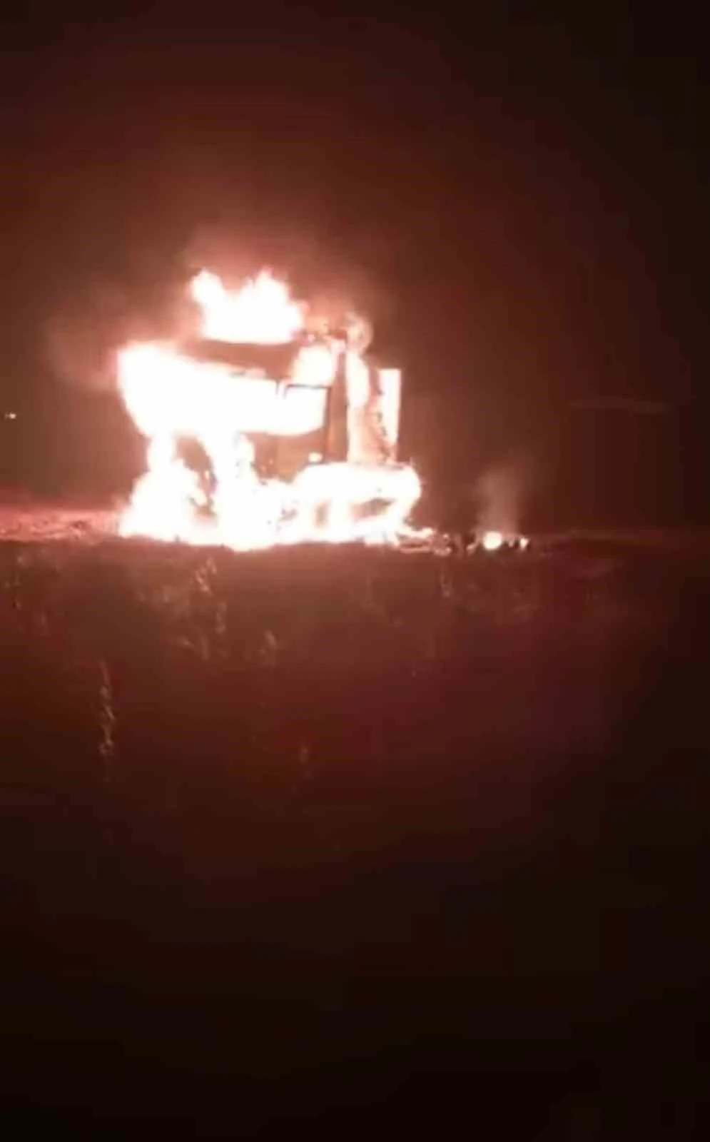 Şanlıurfa&rsquo;da seyir halindeki tırda yangın
