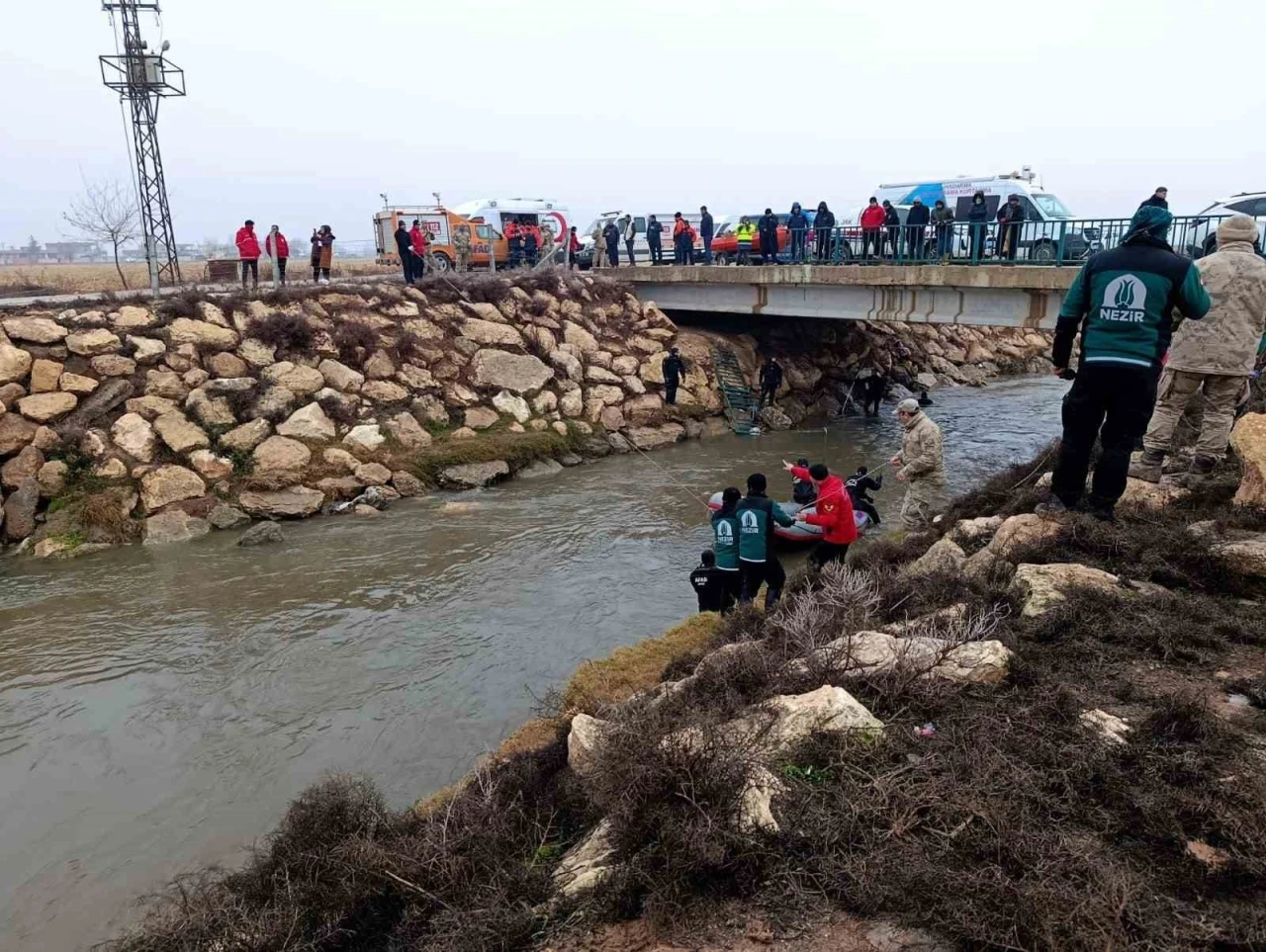Şanlıurfa&rsquo;da sulama kanalında kaybolan s&uuml;r&uuml;c&uuml;y&uuml; arama &ccedil;alışmaları s&uuml;r&uuml;yor
