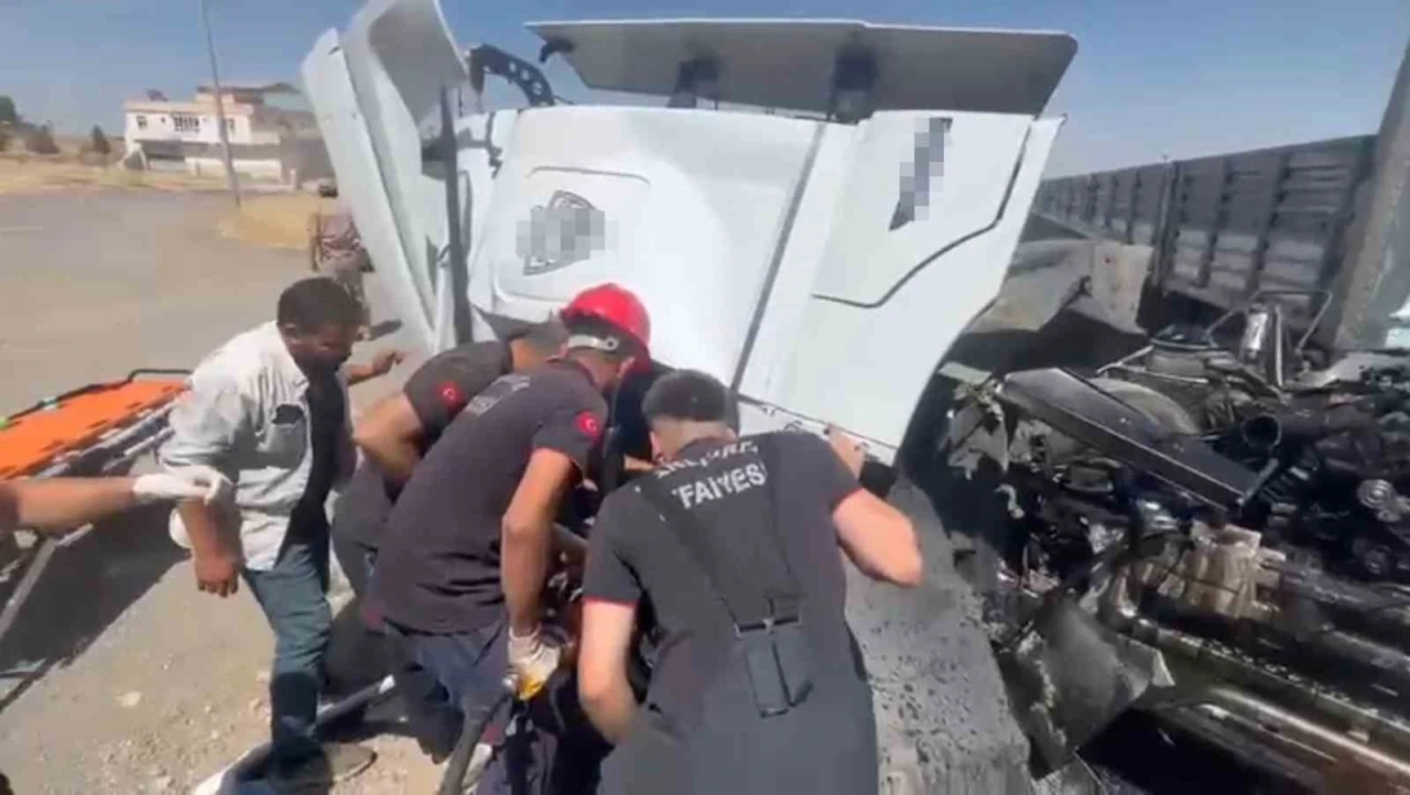 Şanlıurfa&rsquo;da tır kamyonla &ccedil;arpıştı: 1 &ouml;l&uuml;, 1 yaralı
