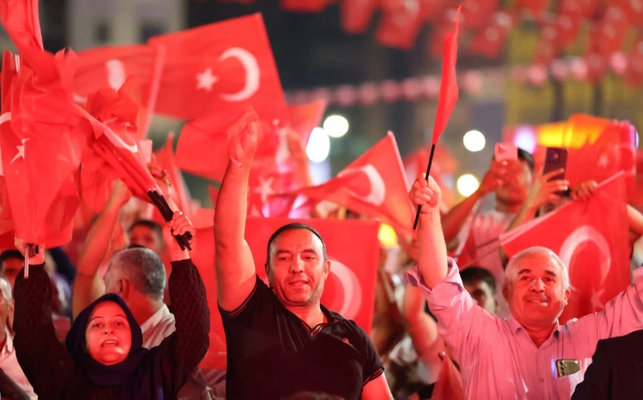 Şanlıurfa&rsquo;da vatandaşlar meydanlara sığmadı
