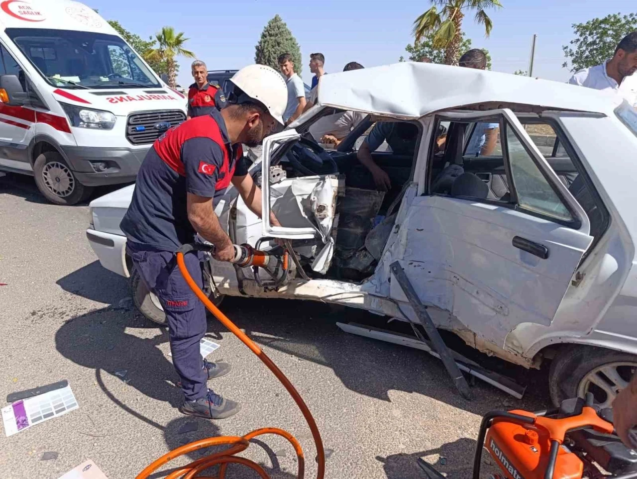 Şanlıurfa’daki zincirleme kazada araçta sıkışan 2 kişi yaralandı
