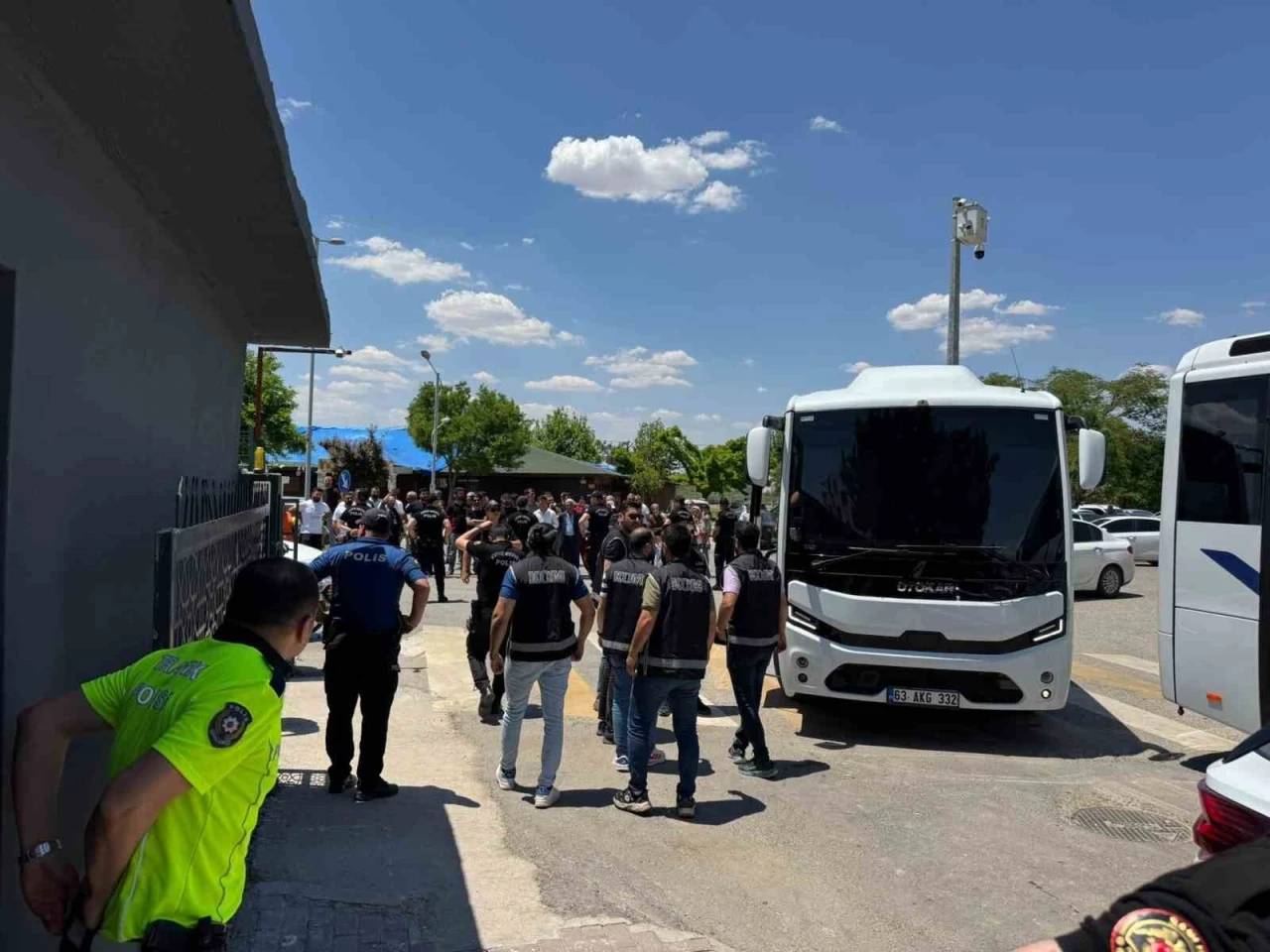 Şanlıurfa merkezli 4 ilde organize su&ccedil; &ouml;rg&uuml;t&uuml;ne operasyon: 21 g&ouml;zaltı
