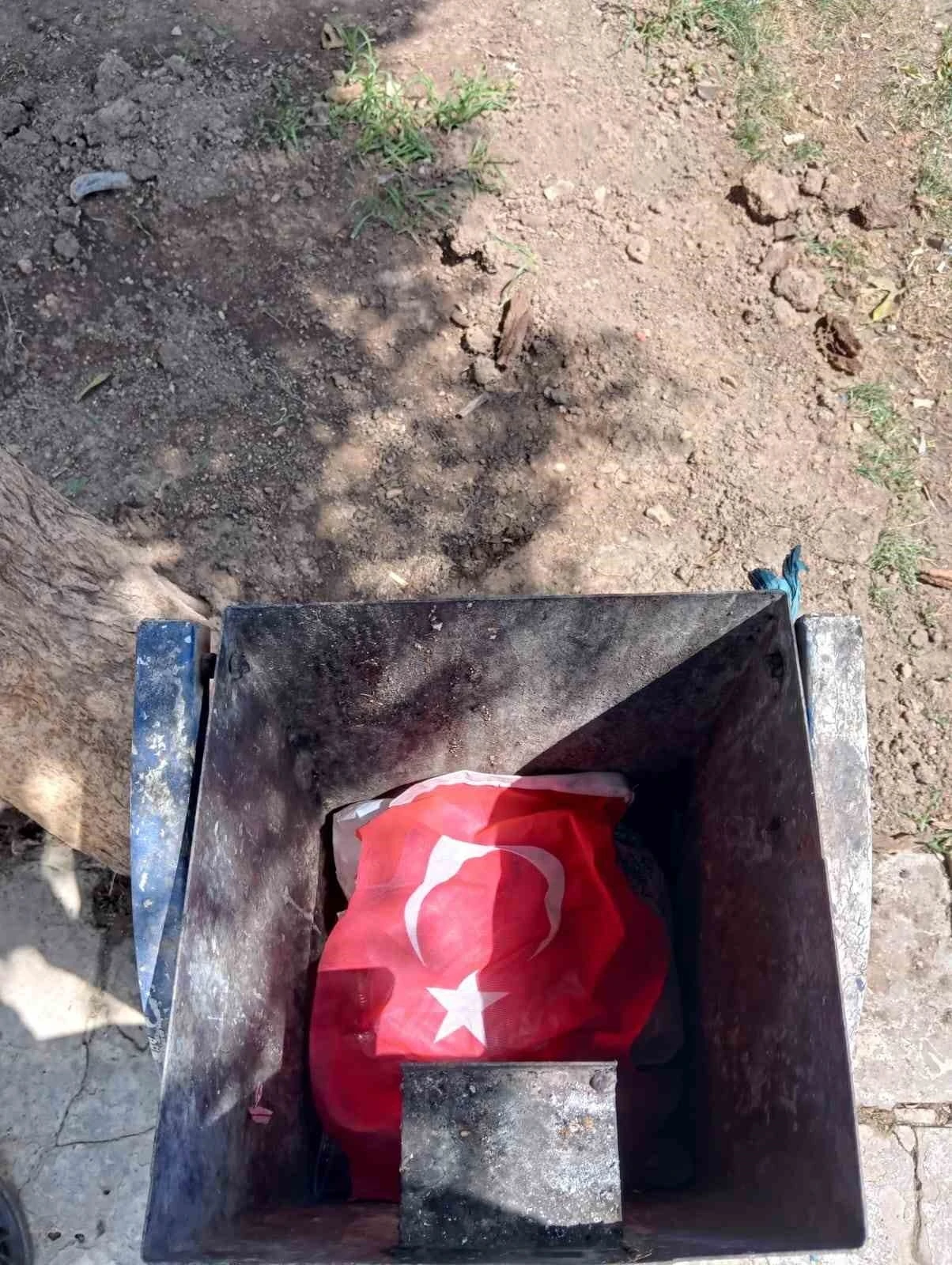 Şanlıurfalı işçinin bayrak hassasiyeti takdir topladı
