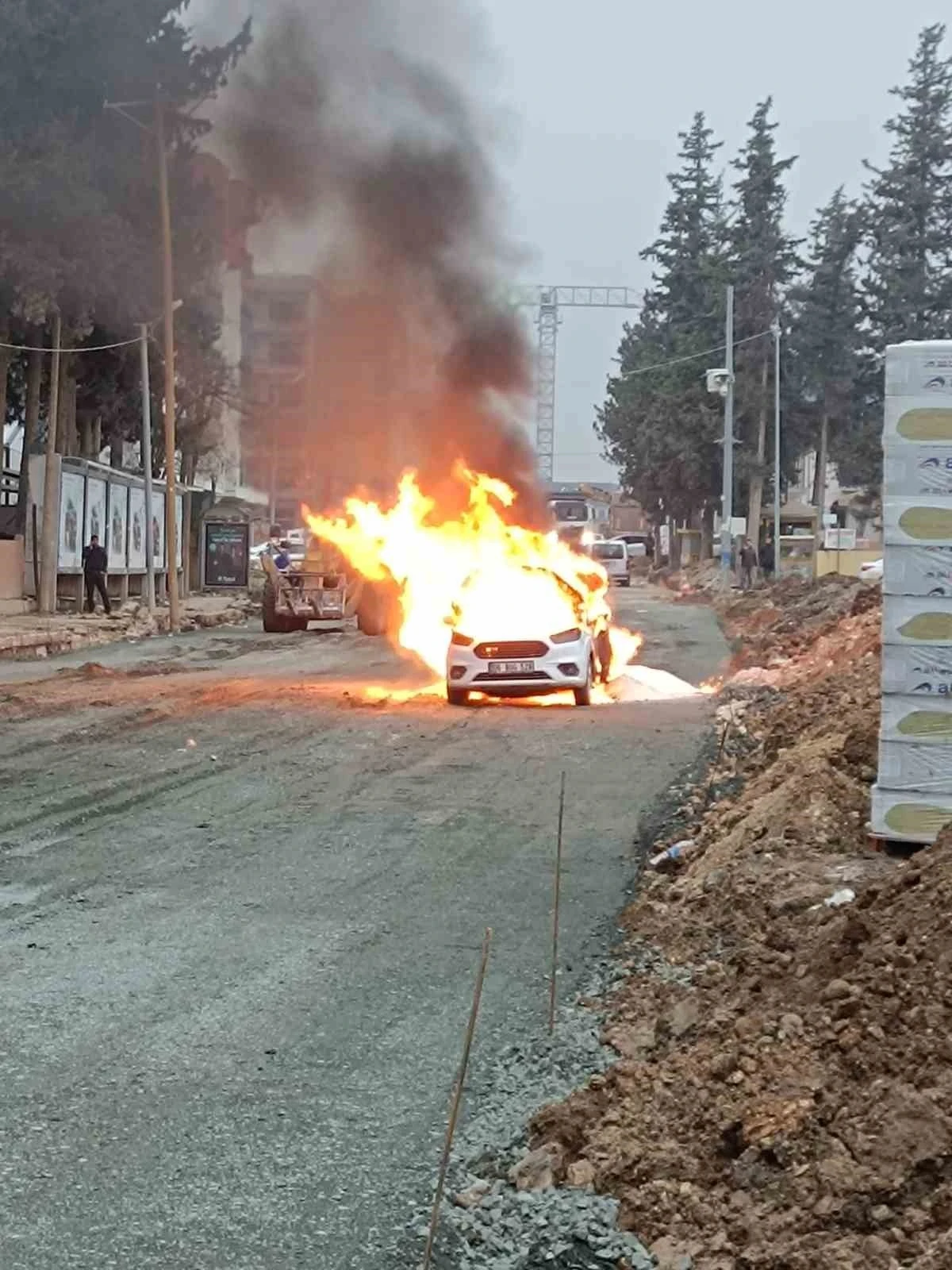 Şantiye çalışmaları esnasında zarar verilen doğalgaz borusundan çıkan alevlerle hafif ticari araç yandı
