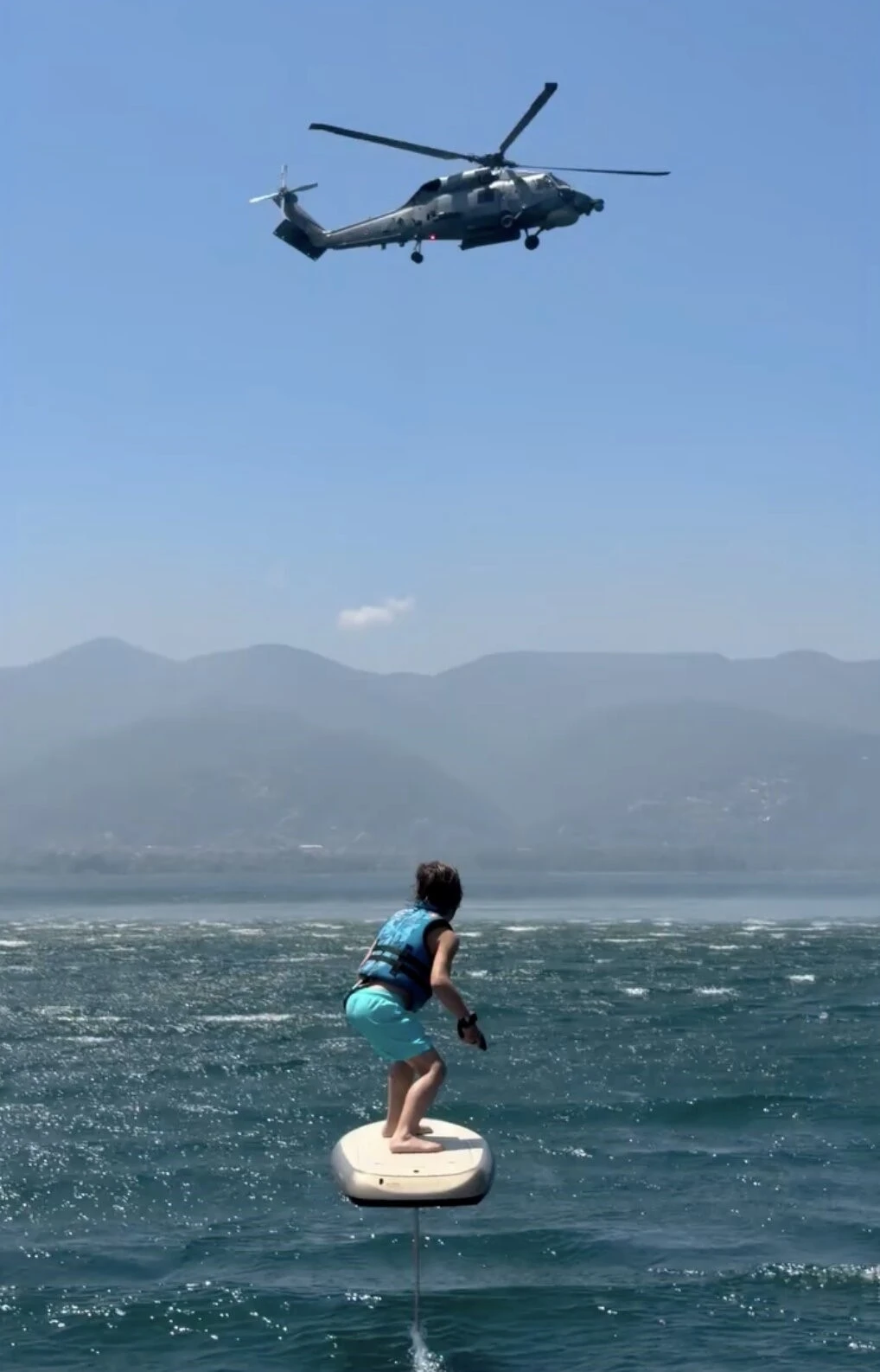 Sapanca&rsquo;da g&uuml;l&uuml;mseten anlar: Zayn&rsquo;ın helikopter planı suya d&uuml;şt&uuml;
