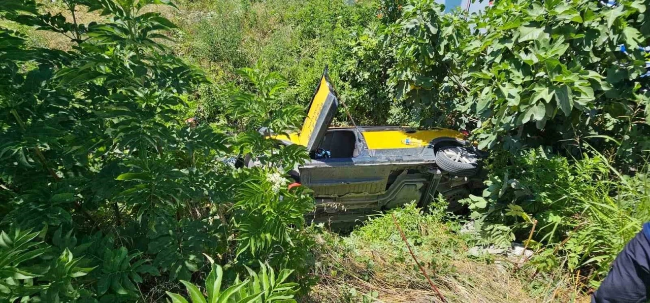 Sapanca&rsquo;da otomobil ile taksi &ccedil;arpıştı: Dereye yuvarlanan taksinin s&uuml;r&uuml;c&uuml;s&uuml; yaralandı
