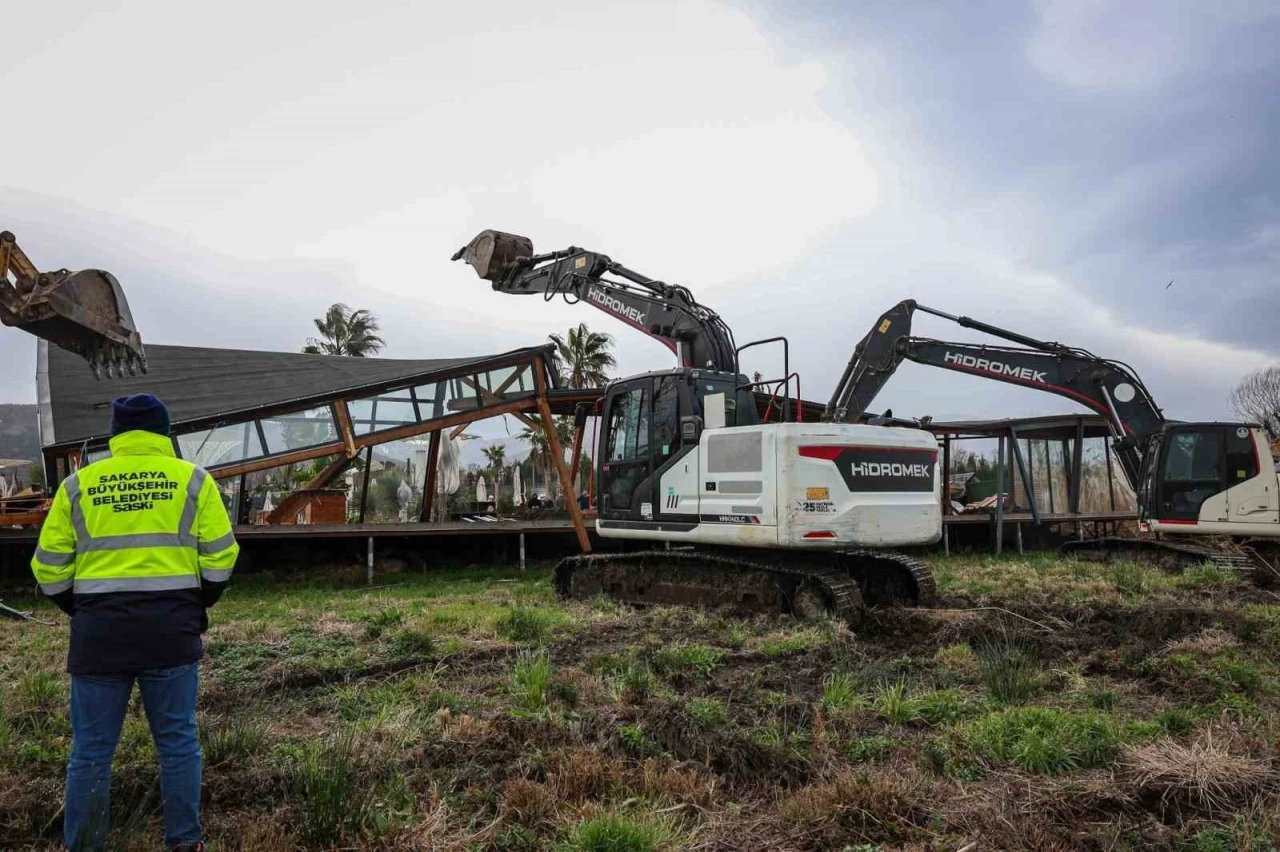 Sapanca G&ouml;l&uuml; kıyısında ka&ccedil;ak iskele ve yapı yıkımları devam ediyor: 89 yapı kaldırıldı
