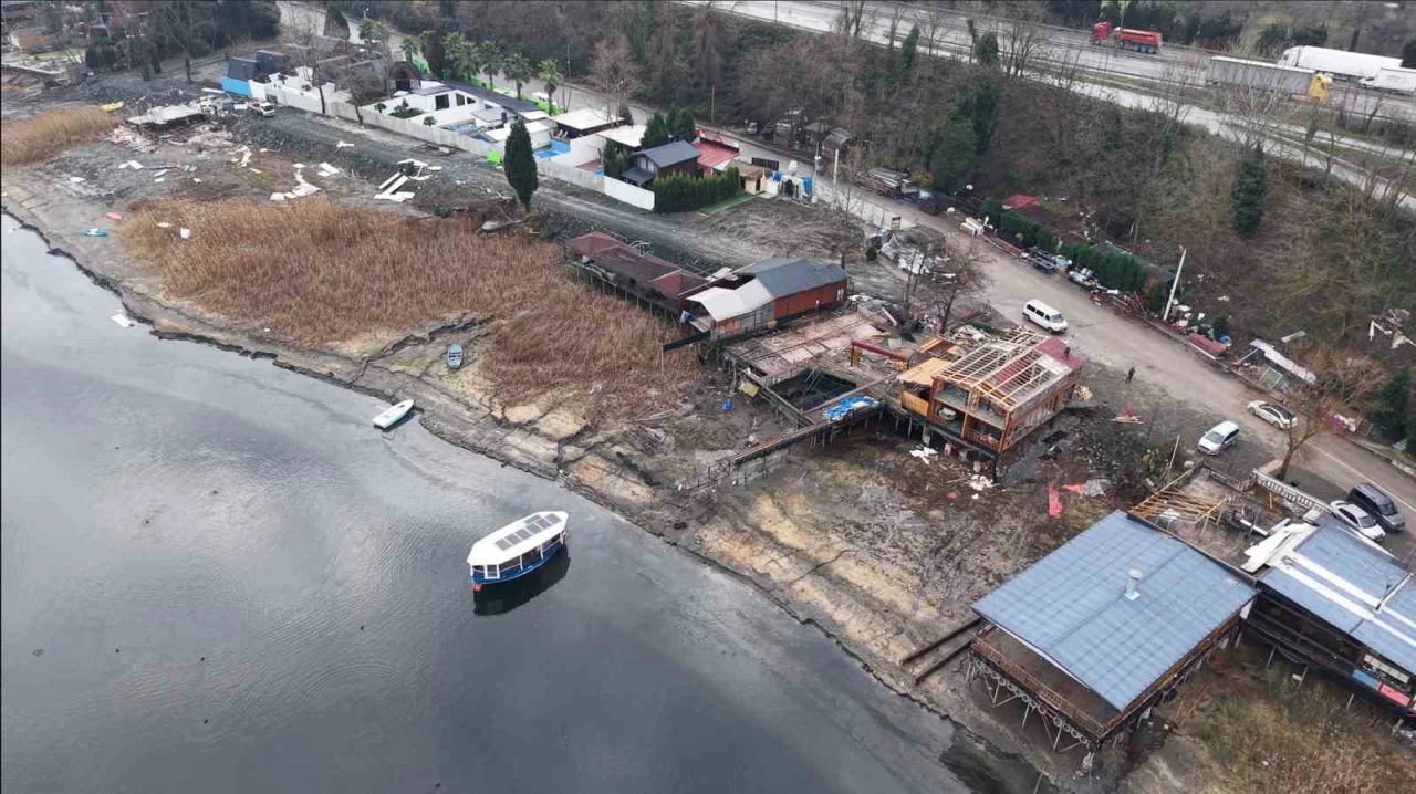 Sapanca G&ouml;l&uuml;&rsquo;ndeki ka&ccedil;ak yapılar i&ccedil;in ekipler sahaya iniyor
