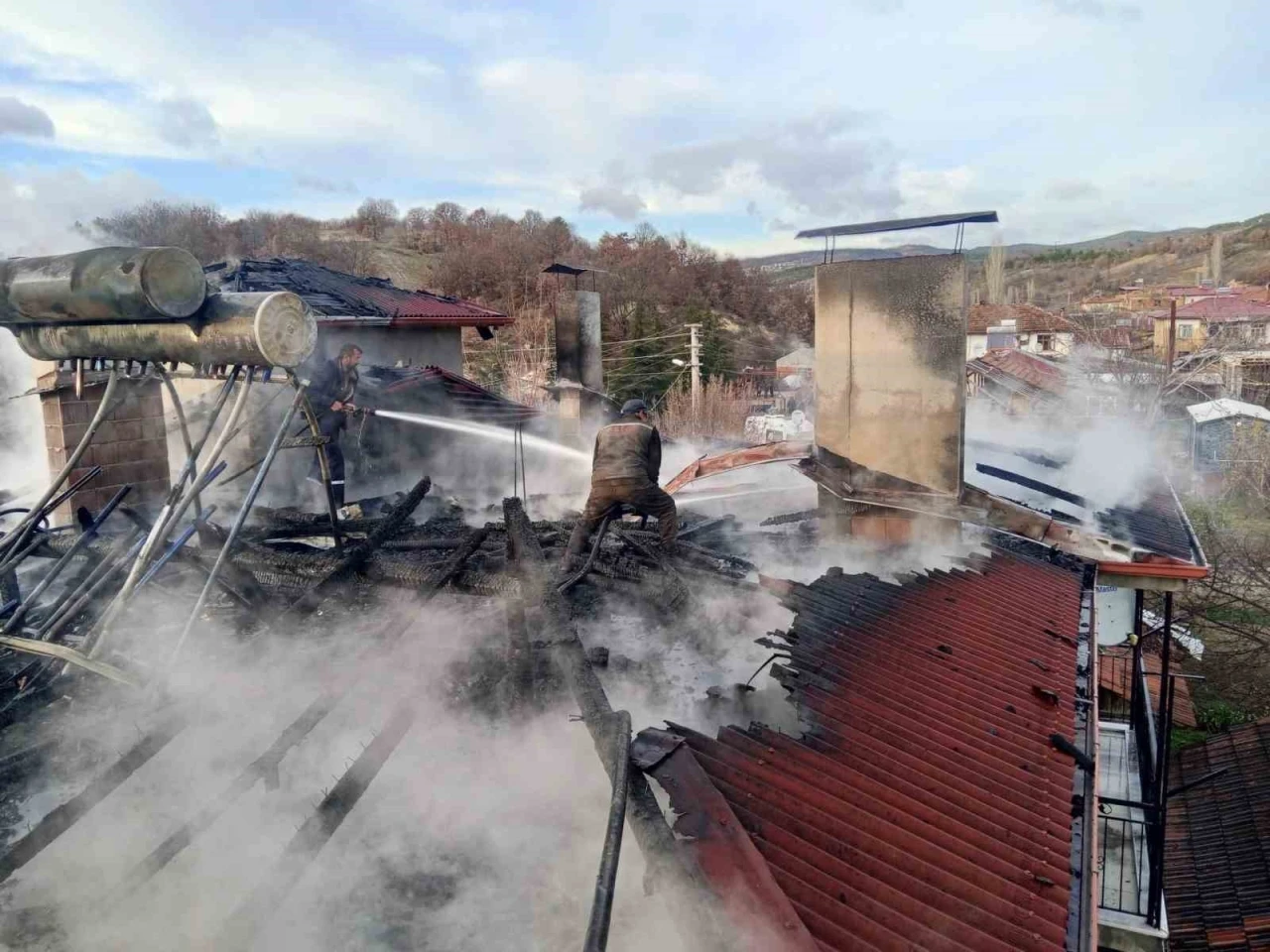 Şaphane&rsquo;de &ccedil;ıkan yangında bir evin &ccedil;atısı hasar g&ouml;rd&uuml;
