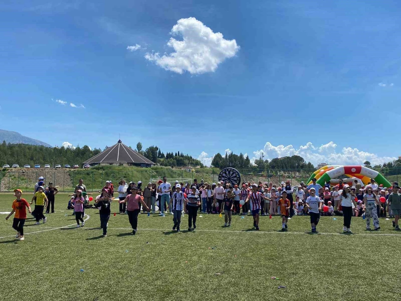 Şaphane&rsquo;de &ccedil;ocuk oyunları ve u&ccedil;urtma şenliği coşkusu
