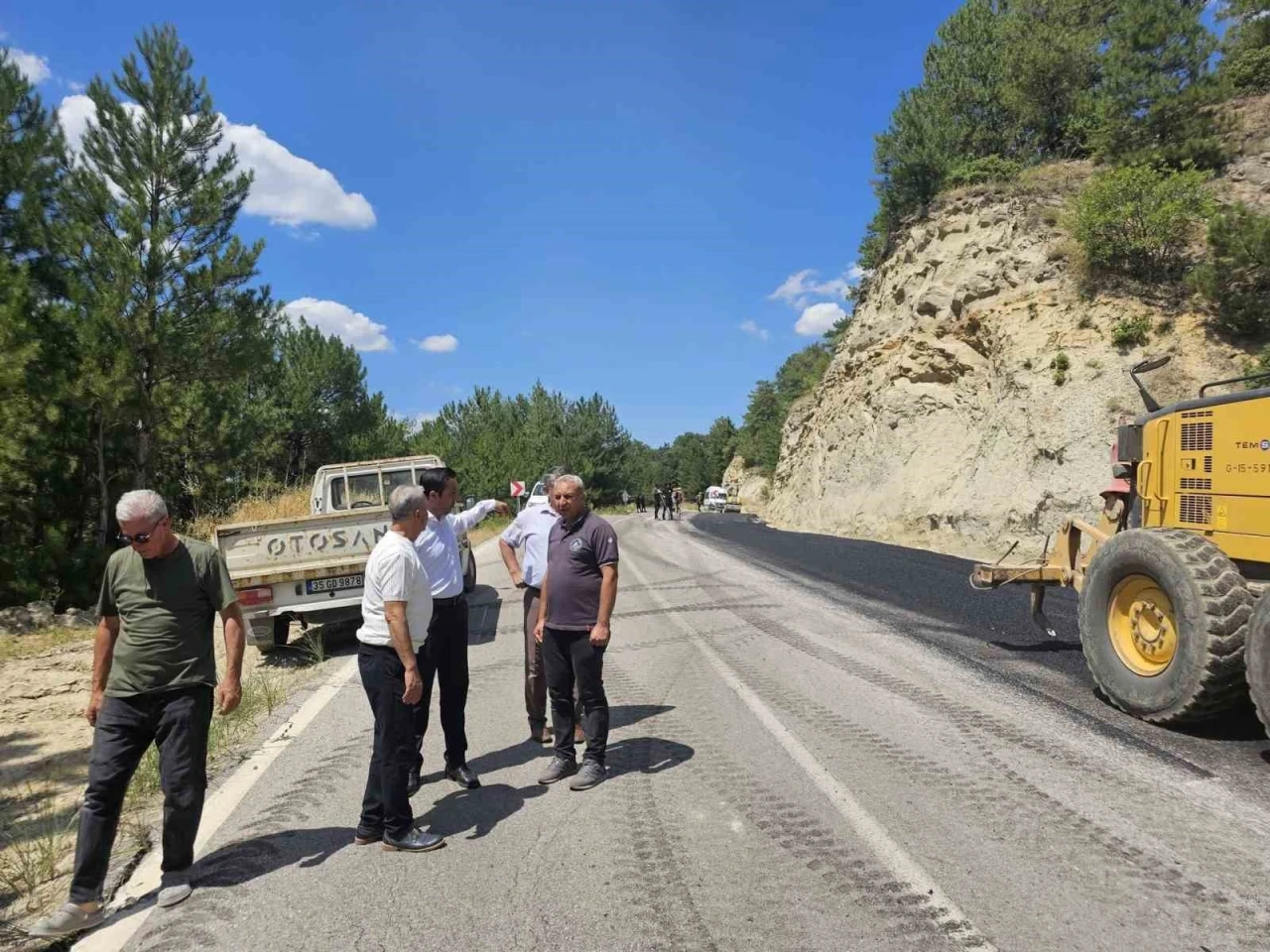 Şaphane Kaymakamı Boztaş asfalt &ccedil;alışmalarını inceledi
