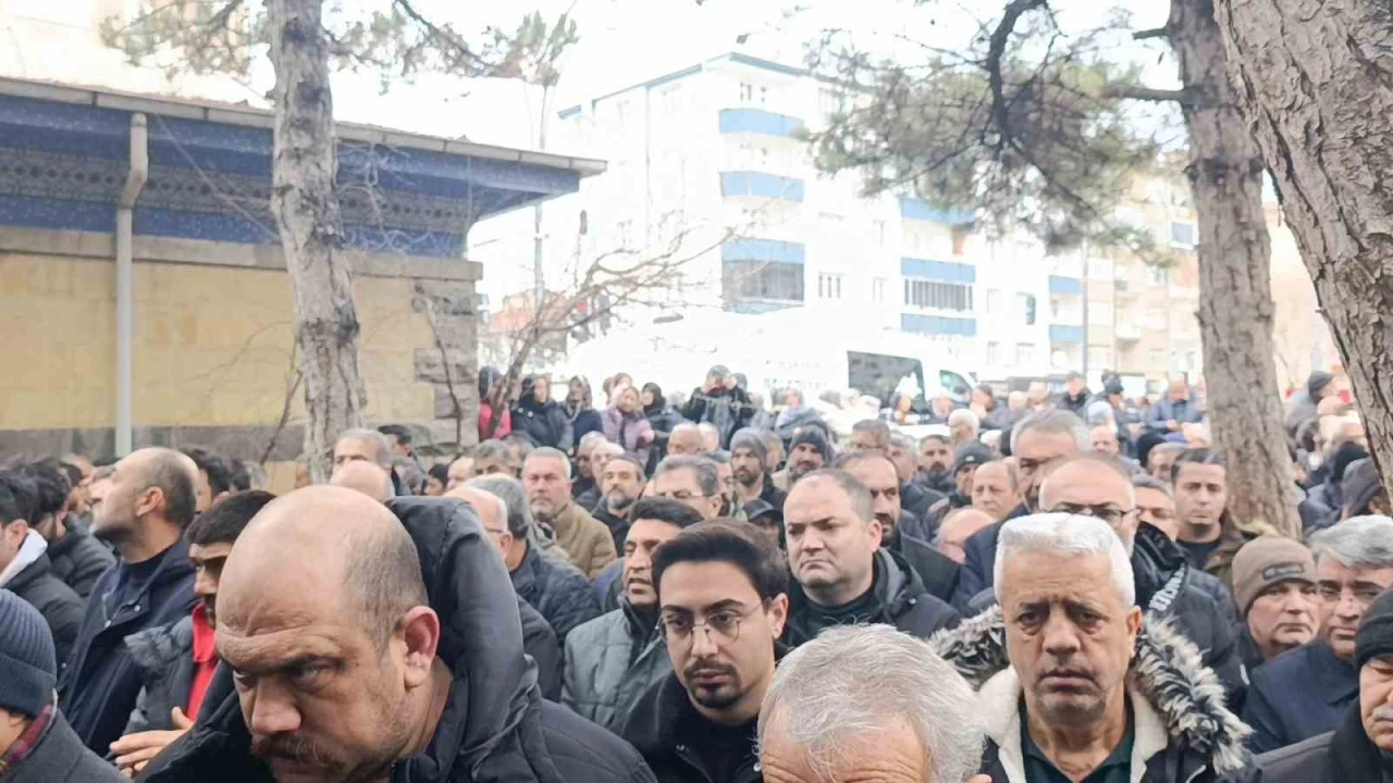 Saplantılı sevgilisi tarafından &ouml;ld&uuml;r&uuml;len G&ouml;zde Akbaba, son yolculuğuna uğurlandı
