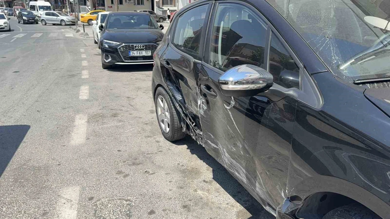 Sara krizi geçirdiği iddia edilen sürücü, yol kenarındaki araca çarptı: 1 yaralı
