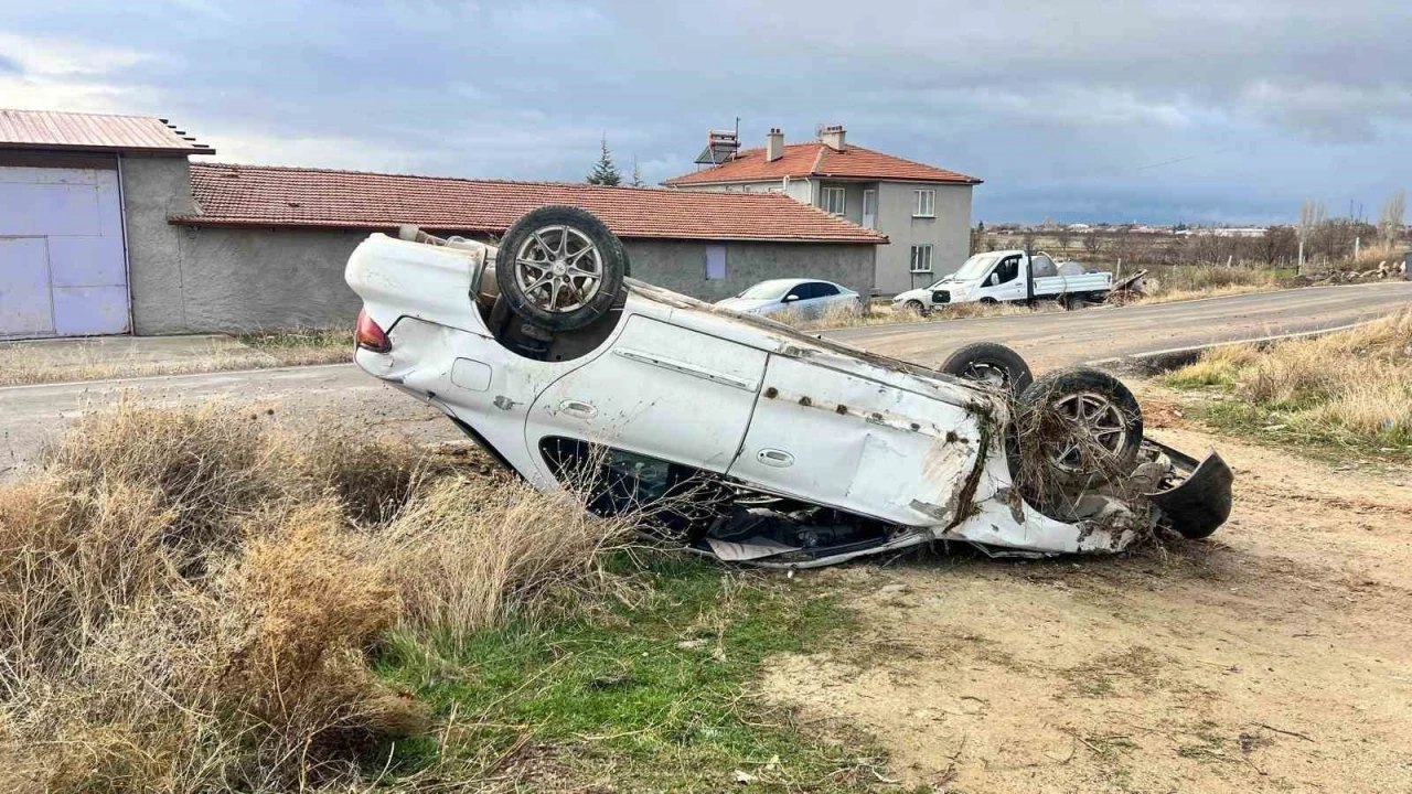 Şarampole devrilen otomobil s&uuml;r&uuml;c&uuml;s&uuml; yaralandı
