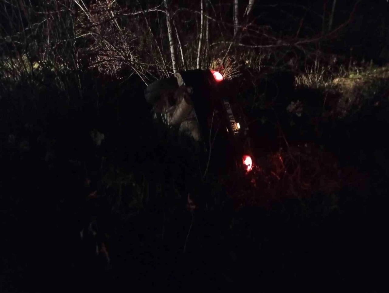 Şarampole devrilen otomobilden sızan yakıt paniğe neden oldu
