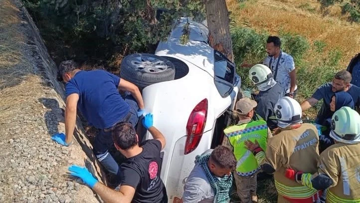 Şarampole devrilen otomobilin s&uuml;r&uuml;c&uuml;s&uuml; g&uuml;nlerdir s&uuml;ren hayat m&uuml;cadelesini kaybetti

