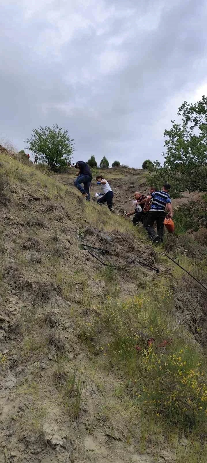 Şarampole devrilen traktörün altında kalan sürücü hayatını kaybetti
