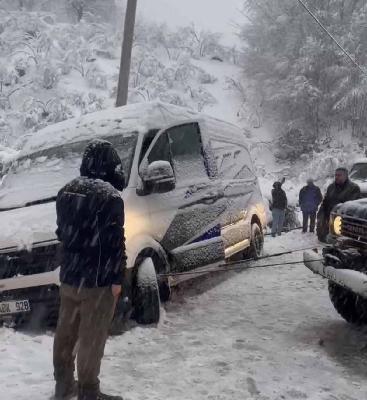 Şarampole kayan minib&uuml;s&uuml;, off-road ara&ccedil;ları kurtardı
