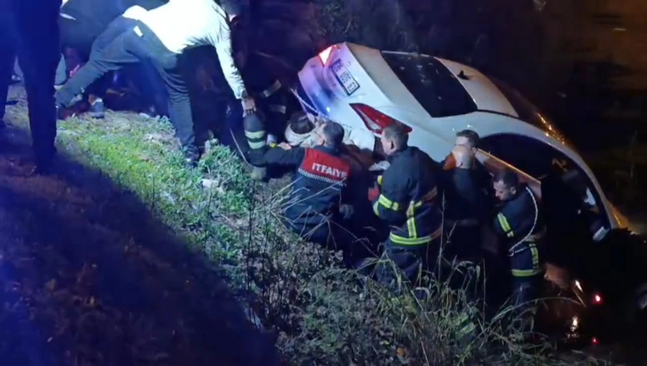 Şarampole uçan otomobilden çıkmak istemedi, ekiplere zor anlar yaşattı
