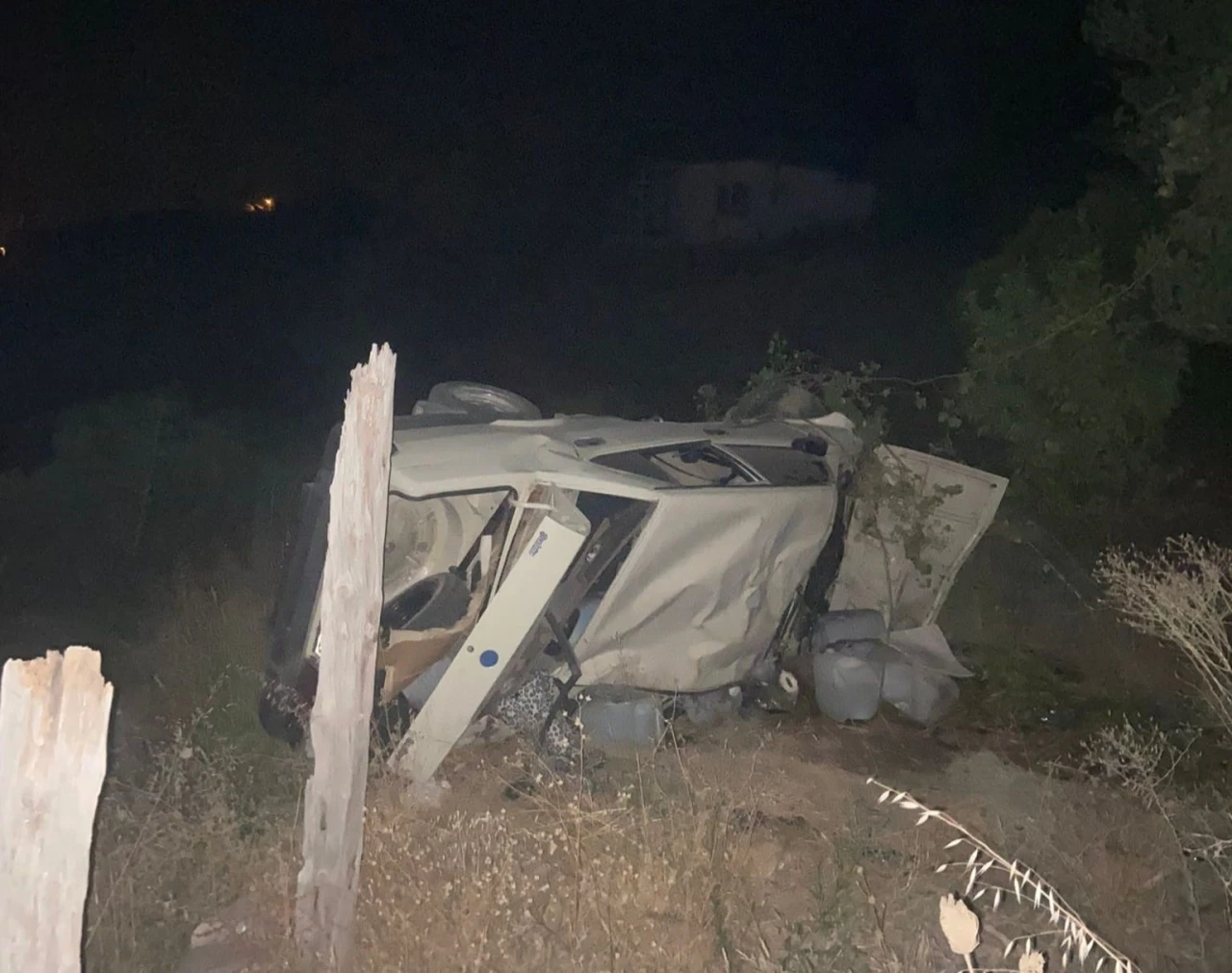 Şarampole yuvarlanan araçtaki 3 kişi yaralandı
