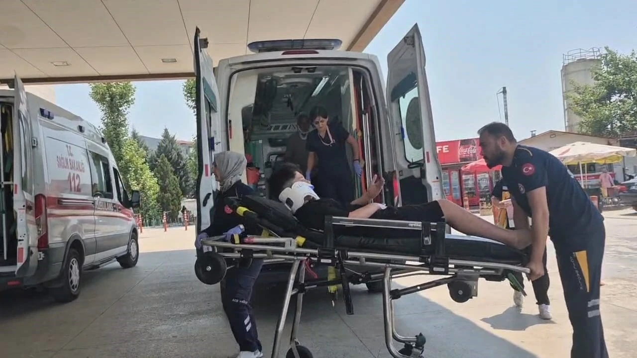 Şarampole yuvarlanan minibüsteki 4 kişi yaralandı
