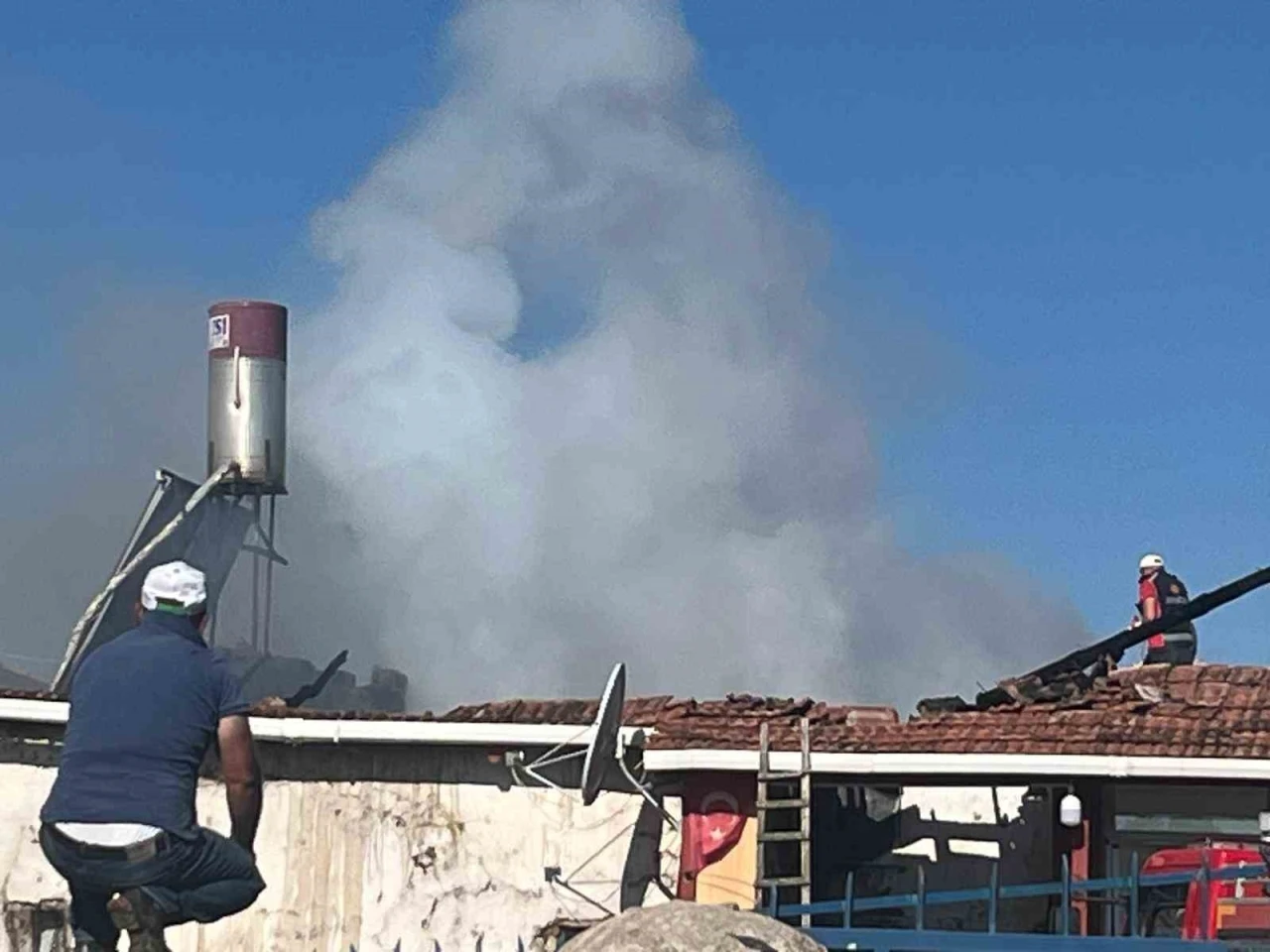 Saraykent’te çıkan yangında ahır kullanılamaz hale geldi
