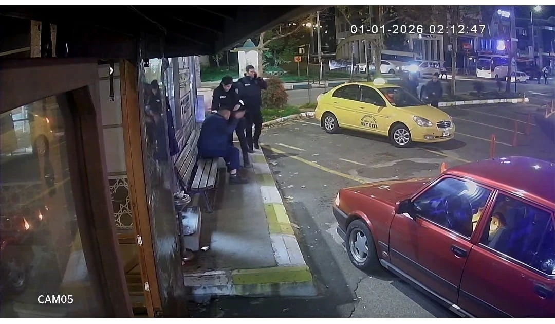 Sarhoş vatandaş kendine zarar verdi, polis uzun s&uuml;re ikna etmeye &ccedil;alıştı : O anlar g&uuml;venlik kamerasına yansıdı
