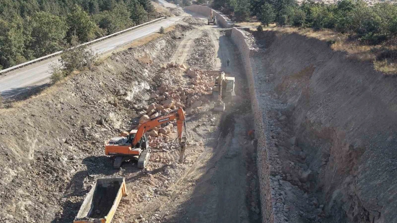 Sarıcakaya yolundaki yıkılan duvar tamir edildi, yol &ccedil;alışmaları devam ediyor
