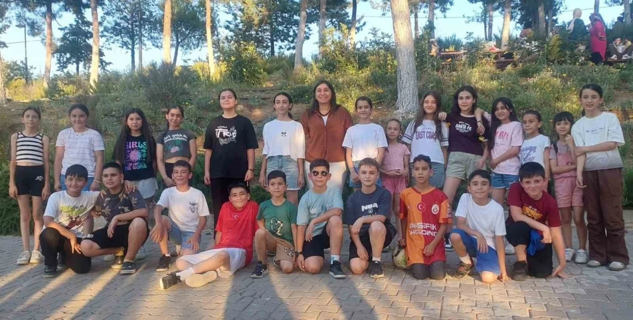 Sarıg&ouml;l&rsquo;de 4 yıl boyunca okuttuğu eski &ouml;ğrencileriyle buluştu
