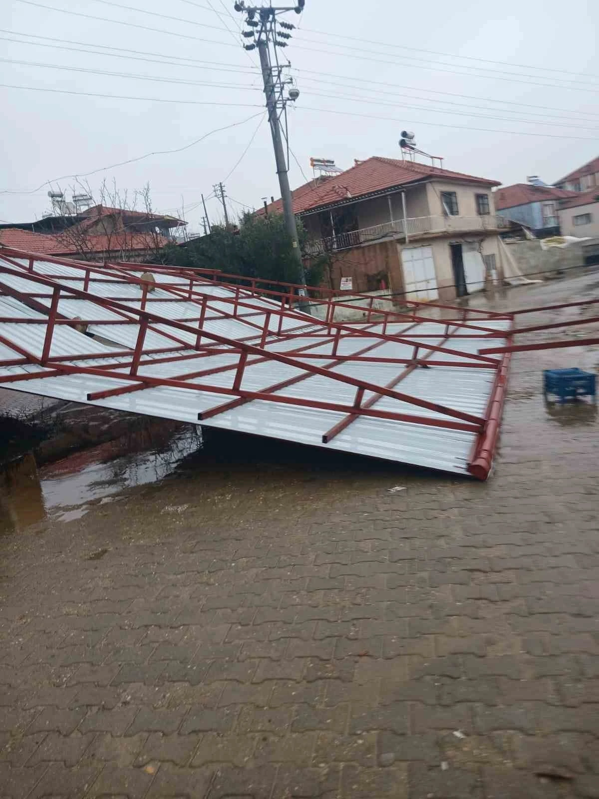 Sarıg&ouml;l&rsquo;de fırtına etkili oldu
