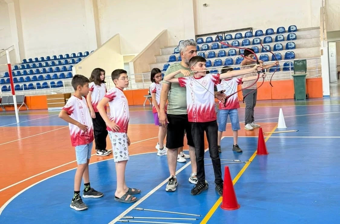 Sarıgöl’de ilk kez okçuluk kursu açıldı
