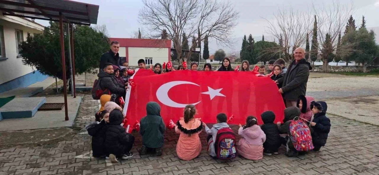Sarıg&ouml;l&rsquo;de okullarda &rsquo;Bayrağımıza saygı ve sevgi&rsquo; etkinliği
