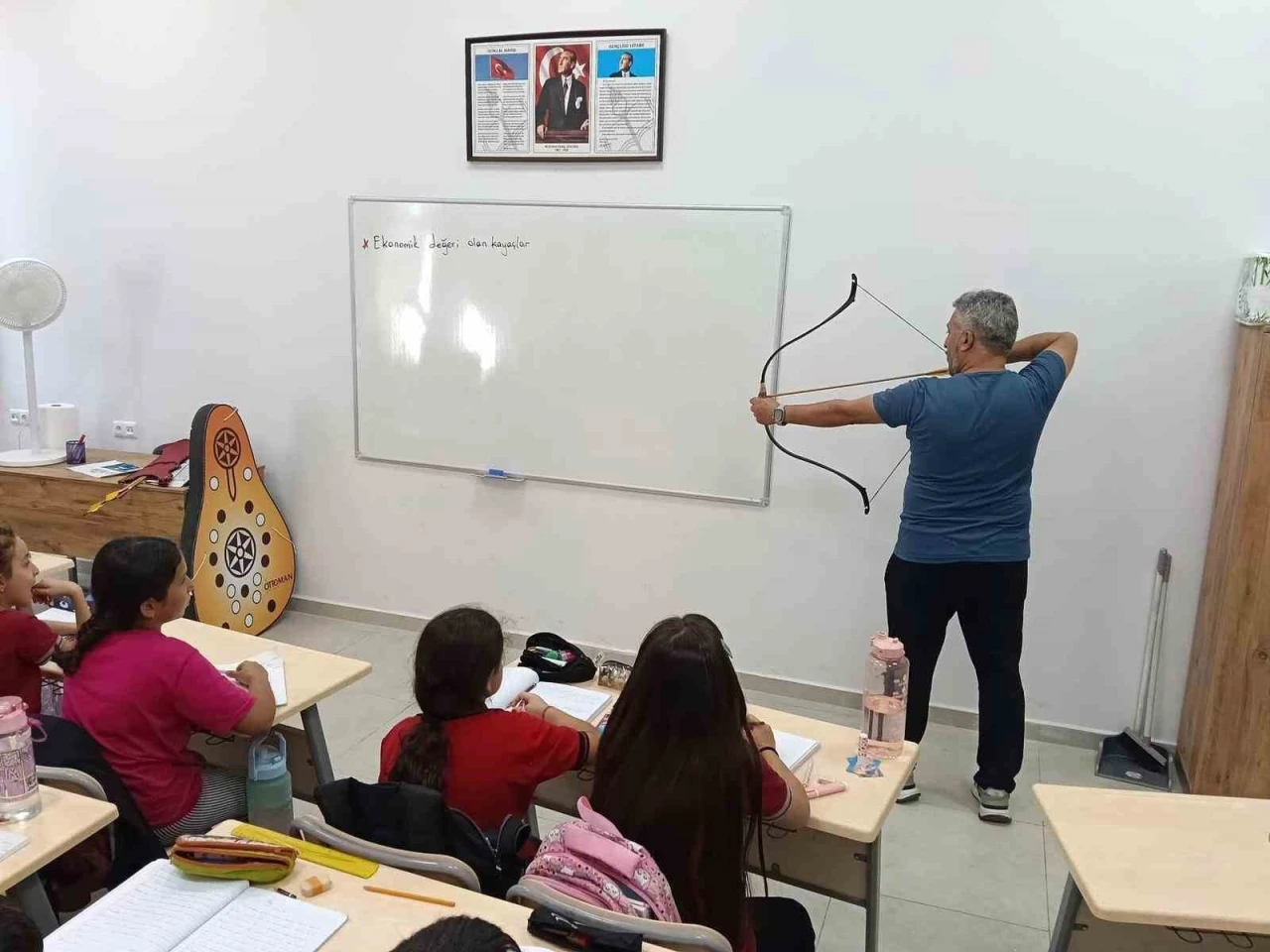 Sarıgöl’de okullarda &quot;Geleneksel Türk Okçuluğu&quot; tanıtımı yapıldı
