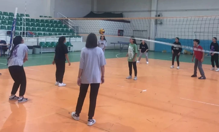 Sarıg&ouml;l&rsquo;de voleybol kursu a&ccedil;ıldı
