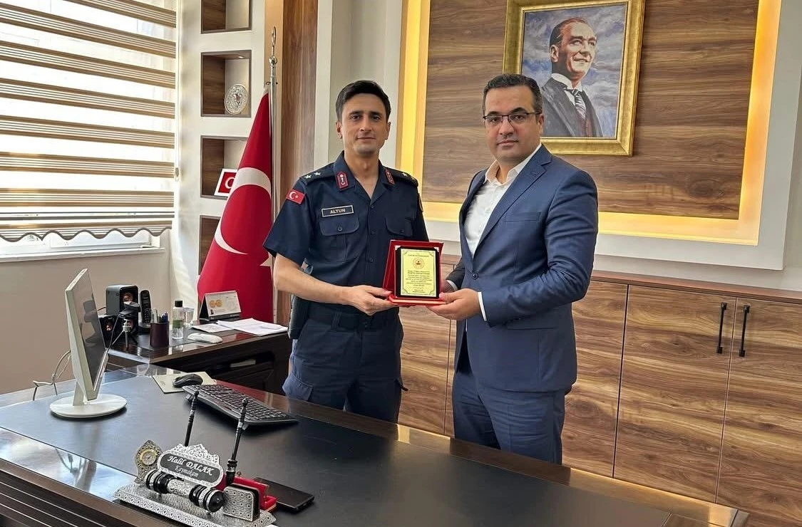 Sarıgöl İlçe Jandarma Komutanı’na plaketle veda

