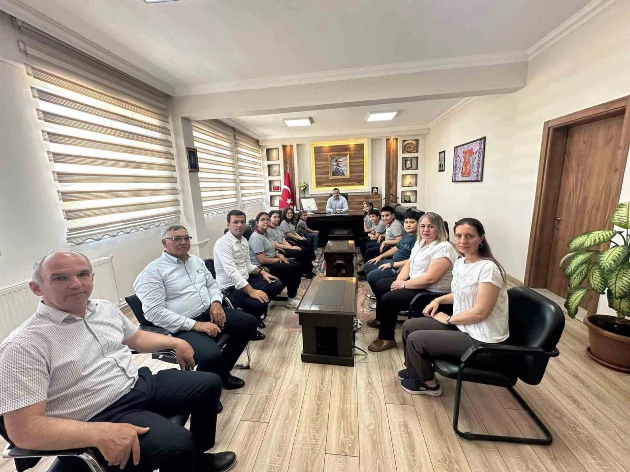 Sarıg&ouml;l&rsquo;&uuml;n gururu &ouml;ğrencilerden Kaymakam Dalak&rsquo;a ziyaret
