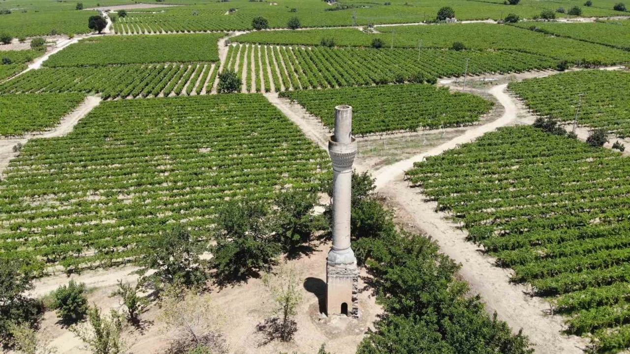 Sarıg&ouml;l&rsquo;&uuml;n simgesi &rsquo;Kırık Minare&rsquo; zamana direniyor
