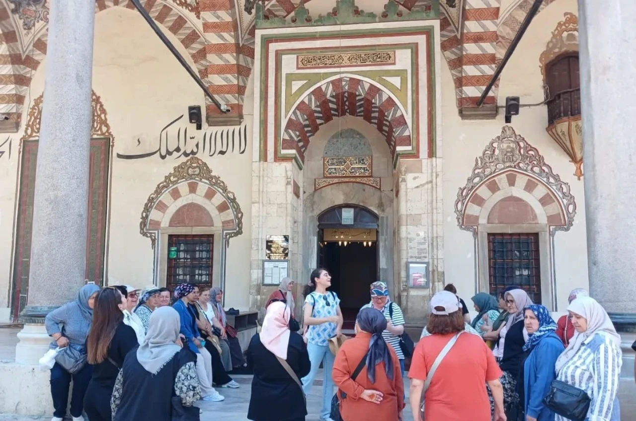 Sarıg&ouml;ll&uuml; kadınlar Manisa&rsquo;da tarih ve k&uuml;lt&uuml;r yolculuğuna &ccedil;ıktı
