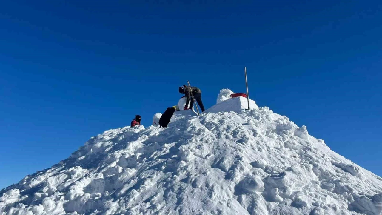 Sarıkamış Harekatı&rsquo;nda şehit d&uuml;şen askerlerin kardan heykellerinin yapımına başlandı
