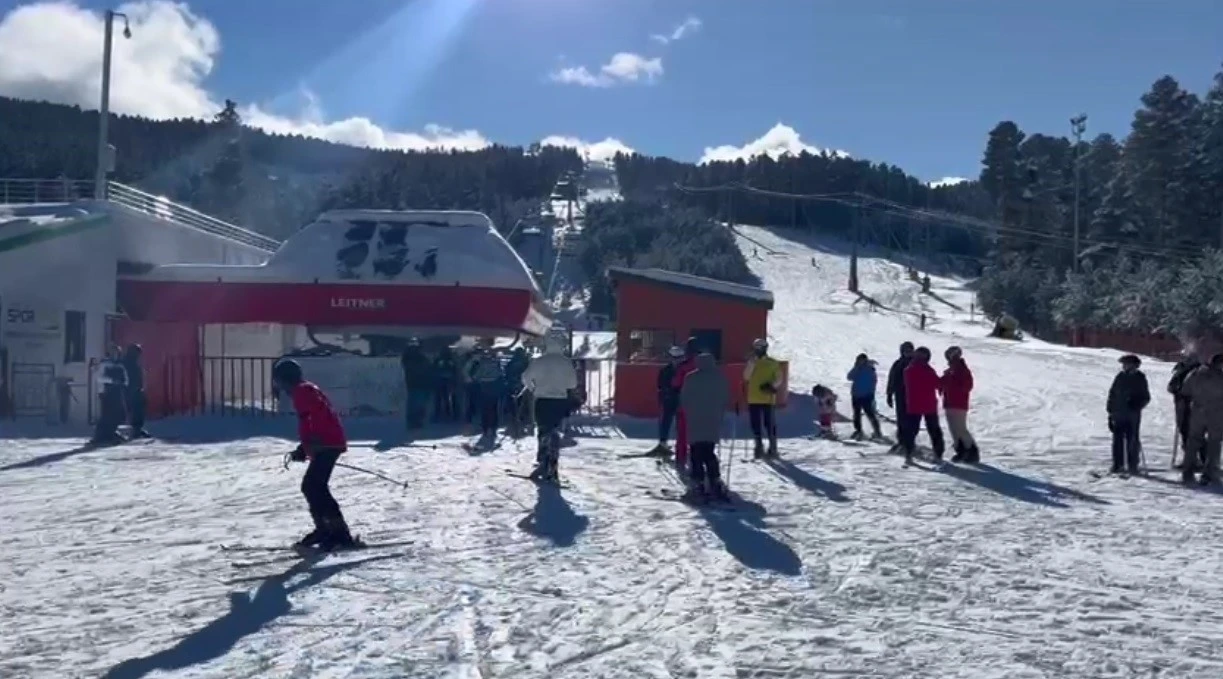 Sarıkamış Kayak Merkezi&rsquo;nde hafta sonu yoğunluğu
