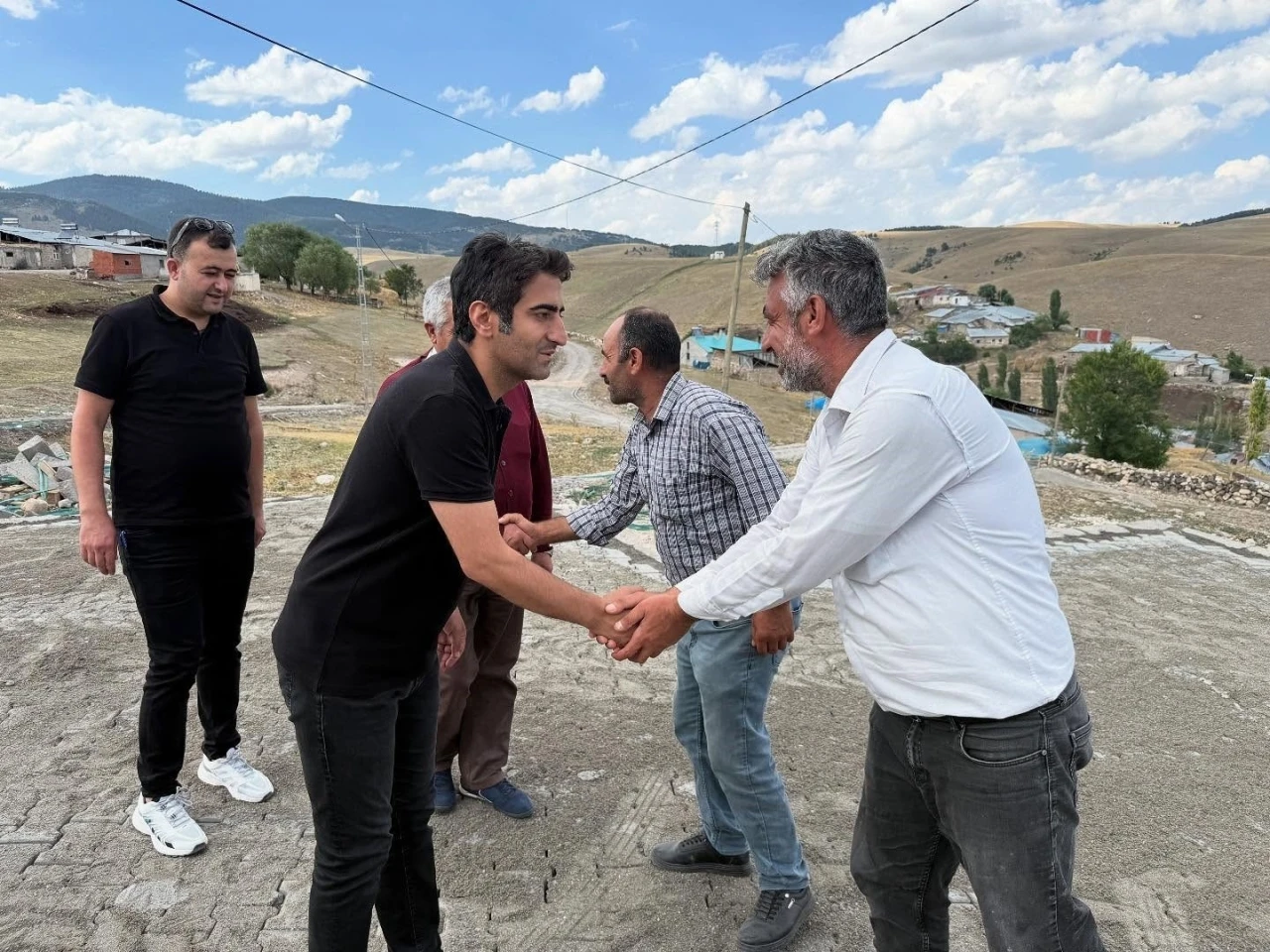 Sarıkamış Kaymakamı Aslantatar kilitli parke taşı &ccedil;alışmaları yerinde g&ouml;rd&uuml;
