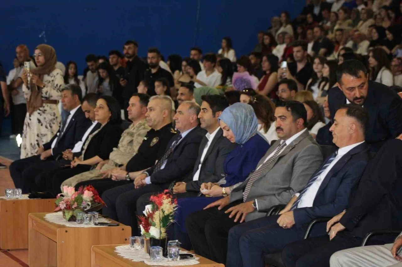 Sarıkamış Meslek Yüksekokulu’da mezuniyet coşkusu
