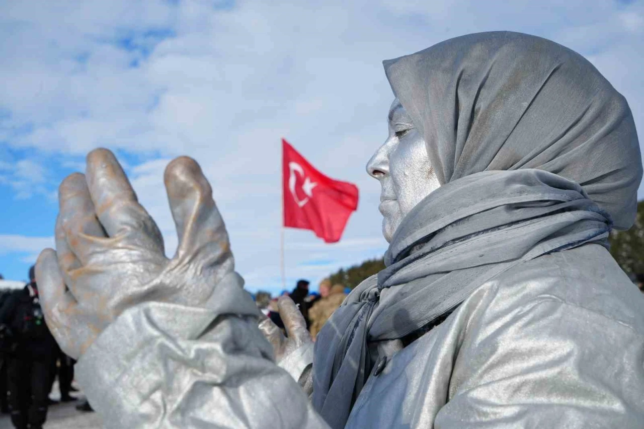 Sarıkamış&rsquo;ta binler "Bu toprakta izin var" diyerek şehitlerin izinde y&uuml;r&uuml;d&uuml;
